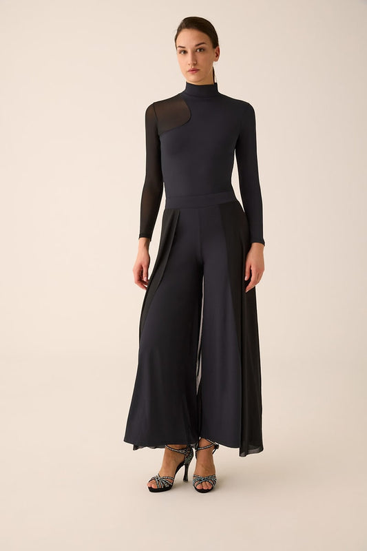 Top in lightweight regenerated fabric